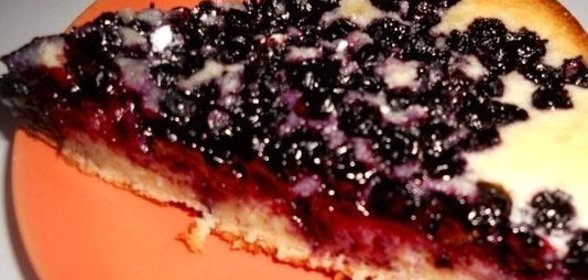Сметанный пирог с черникой